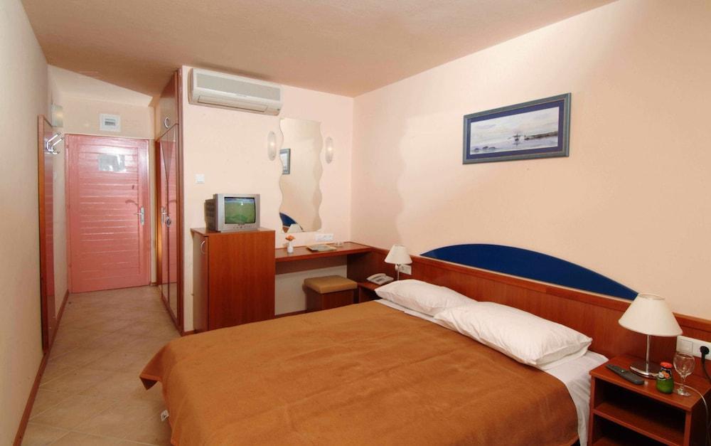 Tourist Settlement Brzet Hotel Omis Exterior photo
